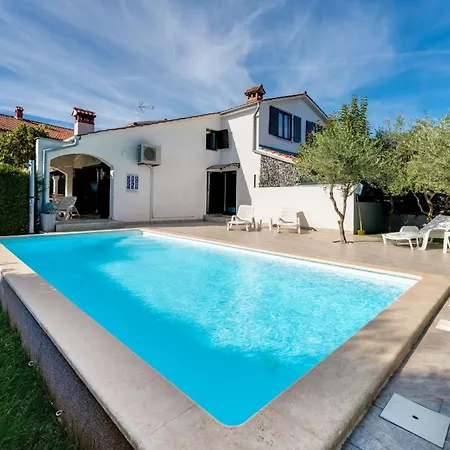 Hébergement de vacances Mit Pool- Grosser Garten By Interhome